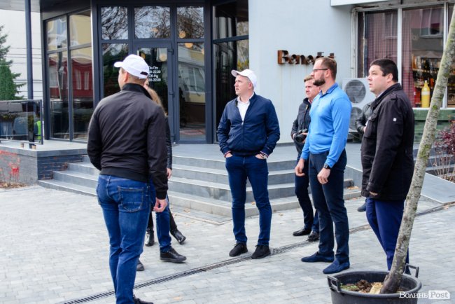 Сучасний оазис посеред міста: у новому сквері в центрі Луцька висадили клени та сливи