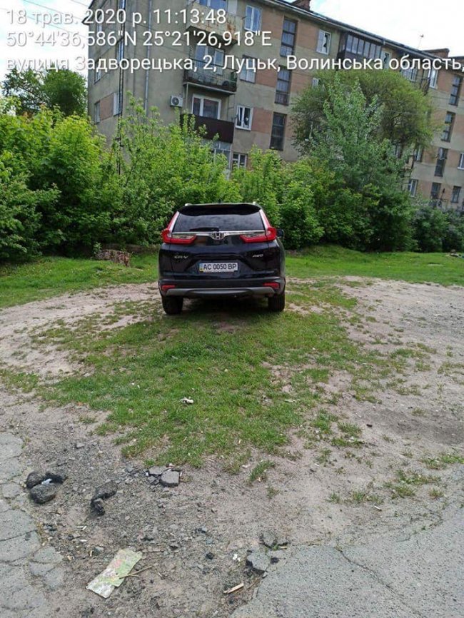 У Луцьку «автохами» паркують автівки на тротуарах та пішохідних доріжках. ФОТО