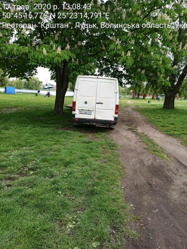 У Луцьку «автохами» паркують автівки на тротуарах та пішохідних доріжках. ФОТО