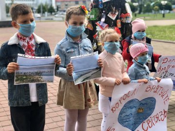 «Дяді і тьоті, збережіть нам Світязь»: у Луцьку діти і батьки вийшли на протест. ФОТО