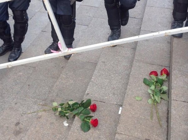 Йолка, Майдан, спецназ і квіти. ФОТО