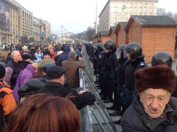 Йолка, Майдан, спецназ і квіти. ФОТО
