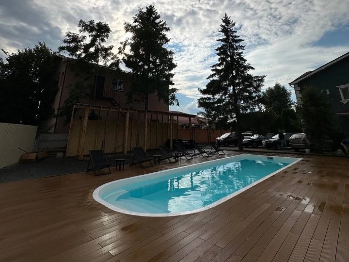 Як купити басейн у Тернополі: вибір моделі, підготовка ділянки та монтаж під ключ