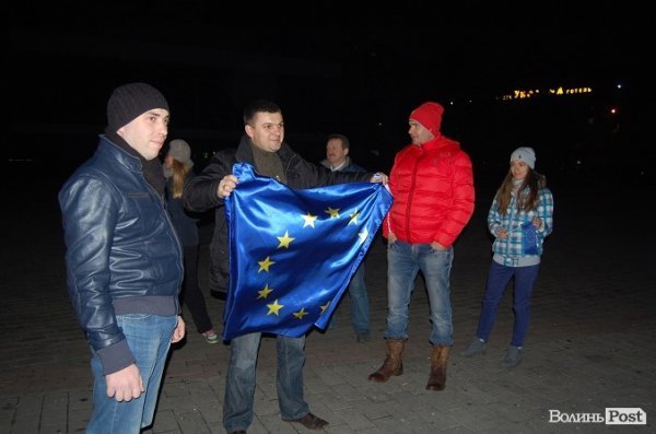 У Луцьку активісти збиралися на Театральному майдані. ФОТО. ВІДЕО