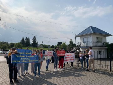 У Луцьку – мітинг біля Генконсульства Польщі, журналістів просили долучитися «для кількості» 