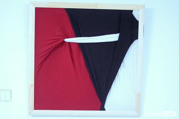 Старі речі перетворилися в картини: виставка у Луцьку. ФОТО