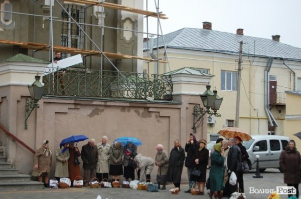 У Луцьку почали освячувати паску. ФОТО