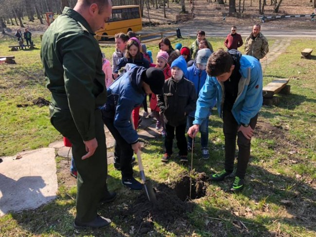 «Побратими України» організували поїздку до ботанічного заказника для діток з притулку