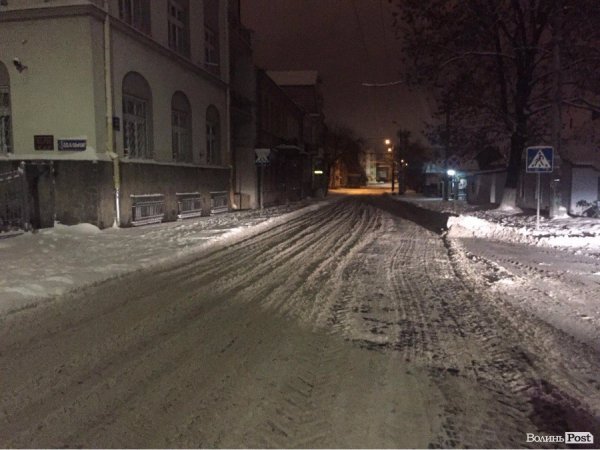 Вул. Богдана Хмельницького. Тут комунальники розчистили навіть автостоянку навпроти міської ради