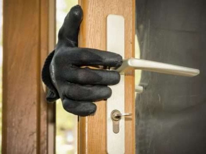 У Луцьку злодій знайшов у поштовій скриньці ключі та пограбував квартиру