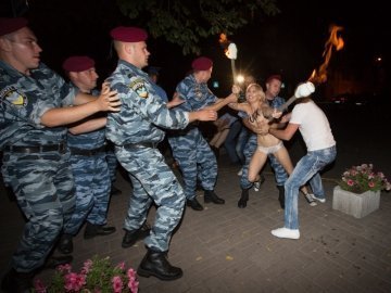 Активістки FEMEN з факелами влаштували облаву на Лукашенка. ФОТО