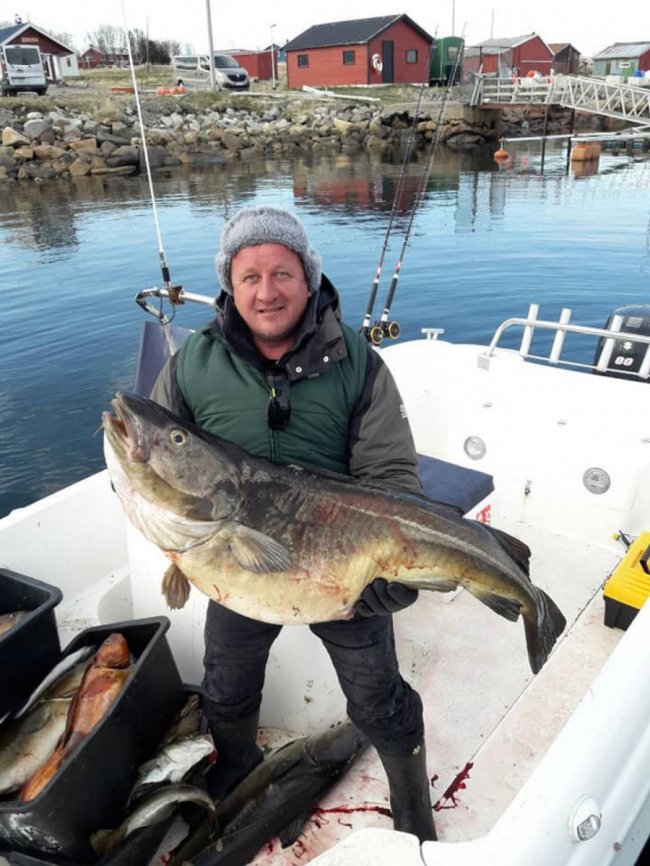 Голова сільради на Волині показав вражаючий улов з норвезького озера. ФОТО