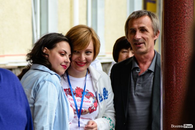 Люди з пересадженими органами посадили біля лікарні у Луцьку Алею життя. ФОТО