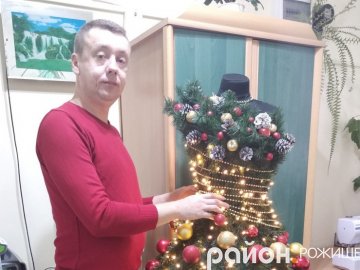 У Рожищі кравець створив оригінальне плаття-ялинку. ФОТО