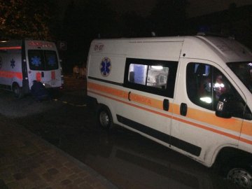 Карету «швидкої», яка застрягла у Луцьку на Пушкіна, витягали більше години. ВІДЕО