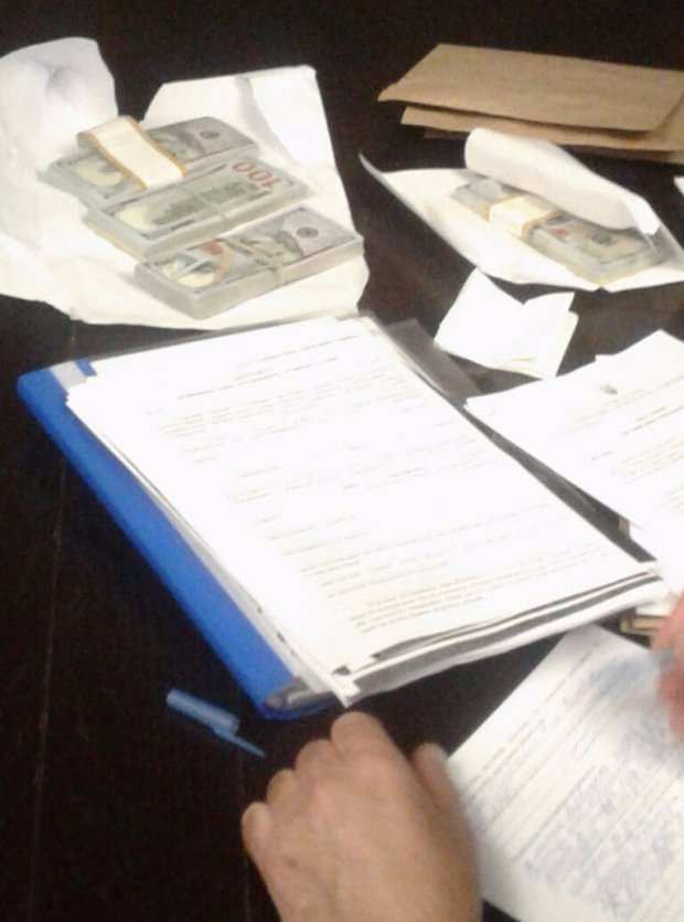 Прокурора та депутата впіймали на доларовому хабарі