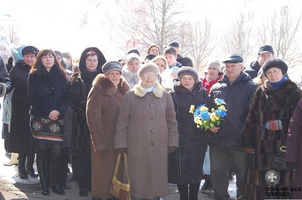  У Луцьку біля дошки Чорноволу пересварилися влада й опозиція. ФОТО