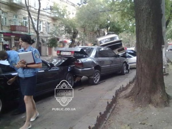 Аварія в Одесі: «жигуль» вилетів на дах Mazd’и. ФОТО