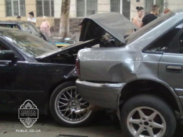 Аварія в Одесі: «жигуль» вилетів на дах Mazd’и. ФОТО