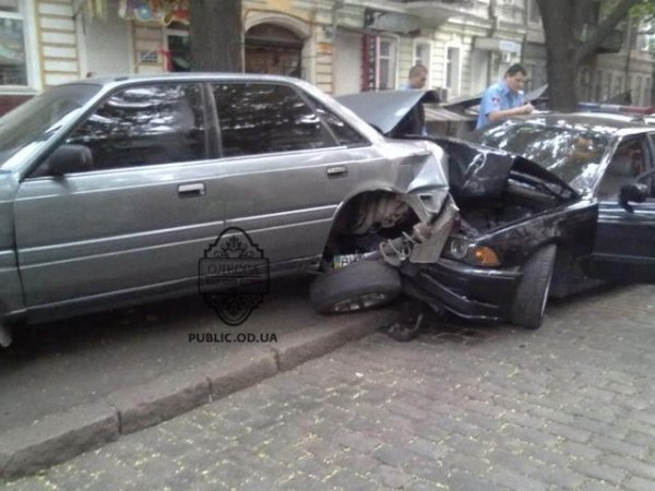 Аварія в Одесі: «жигуль» вилетів на дах Mazd’и. ФОТО