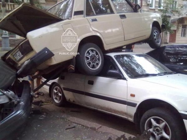 Аварія в Одесі: «жигуль» вилетів на дах Mazd’и. ФОТО