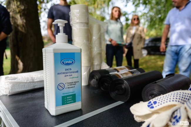 «Ми можемо прибрати, а ви хоча б не смітіть»: як у Луцьку розчищали парк на Потебні