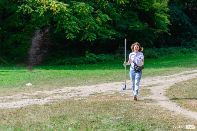 «Ми можемо прибрати, а ви хоча б не смітіть»: як у Луцьку розчищали парк на Потебні