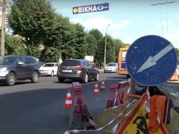 У Луцьку посеред дороги відкопали снаряд. ВІДЕО