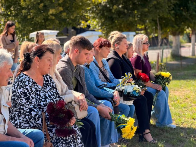 У гімназії на Волині відкрили пам'ятний знак 18 загиблим випускникам. ФОТО