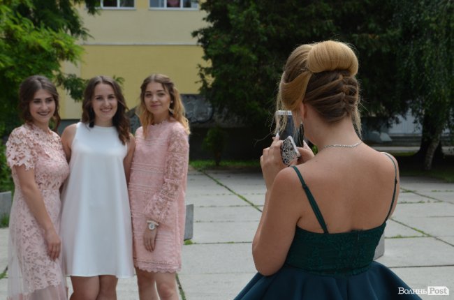 Квіти у волоссі та легкі «хвилі»: зачіски луцьких випускниць. ФОТО