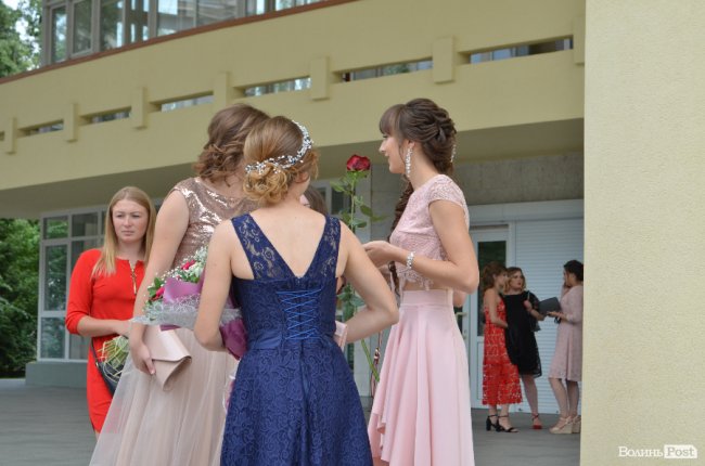 Квіти у волоссі та легкі «хвилі»: зачіски луцьких випускниць. ФОТО