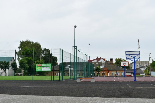 Міністр розвитку громад «зацінив» сучасний спортмайданчик у школі на Волині. ФОТО