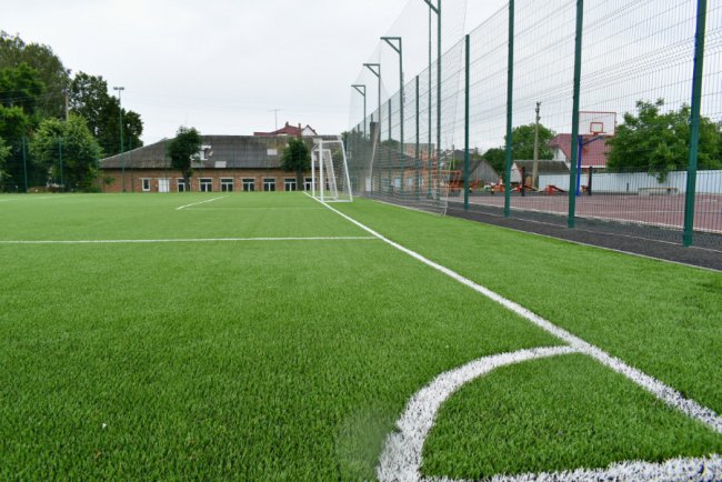 Міністр розвитку громад «зацінив» сучасний спортмайданчик у школі на Волині. ФОТО