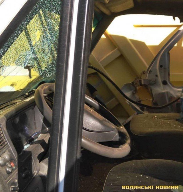 У Луцьку – подвійна аварія за участю сміттєвоза, легковика та буса. ФОТО