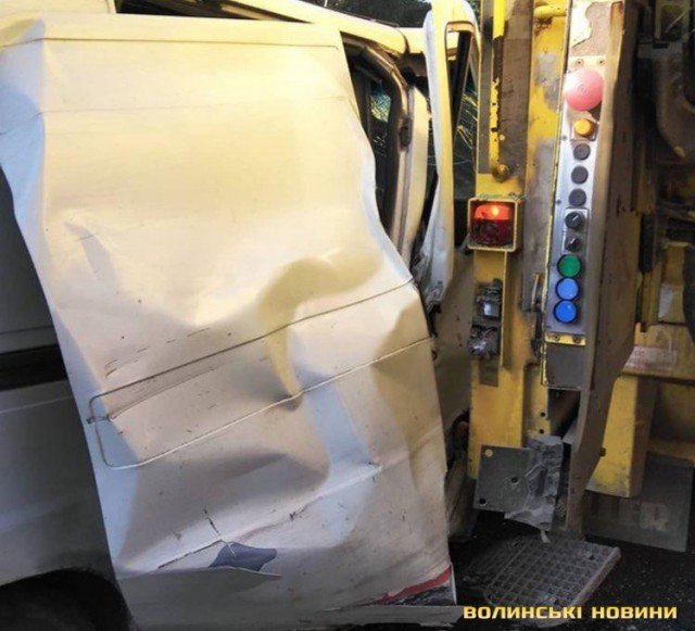 У Луцьку – подвійна аварія за участю сміттєвоза, легковика та буса. ФОТО