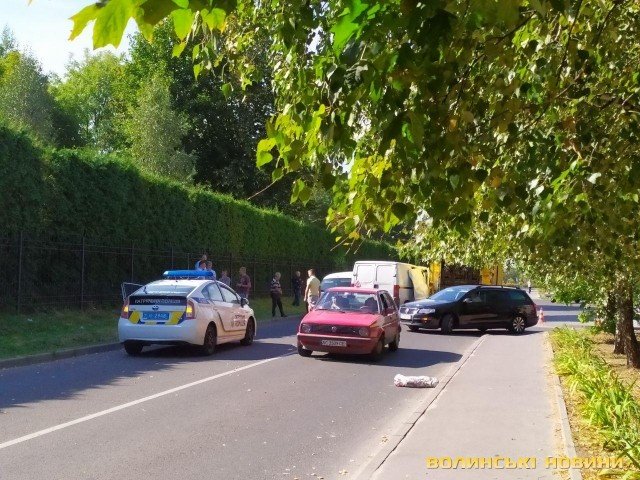 У Луцьку – подвійна аварія за участю сміттєвоза, легковика та буса. ФОТО