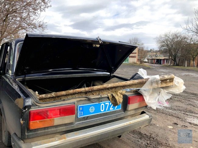 На Волині «на гарячому» спіймали злодія, який викопував з могил металеві рейки