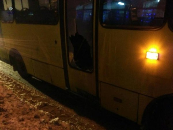У Луцьку нетверезий молодик розбив двері маршрутки 