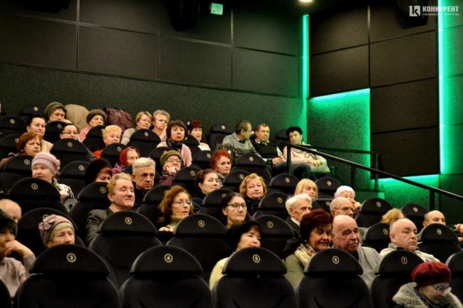 У «Промені» пенсіонери безкоштовно переглянули сімейний фільм 