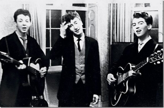Пол Маккартні , Джон Леннон і Джордж Харрісон на весільному прийомі, 1958