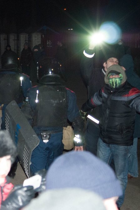 Фото нічного бунту в Луцьку