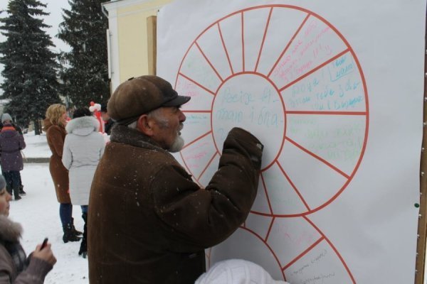 У центрі Луцька чоловіки вчилися «крутити» квіти для жінок. ФОТО