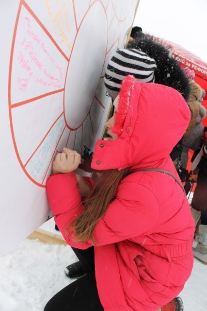 У центрі Луцька чоловіки вчилися «крутити» квіти для жінок. ФОТО