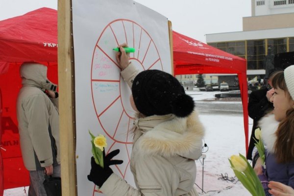 У центрі Луцька чоловіки вчилися «крутити» квіти для жінок. ФОТО