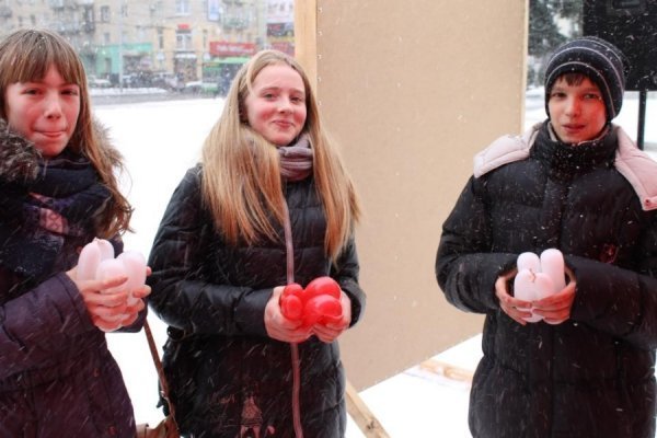 У центрі Луцька чоловіки вчилися «крутити» квіти для жінок. ФОТО