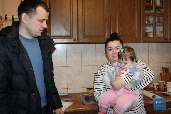 Передали гроші на лікування  доньки волинського військового