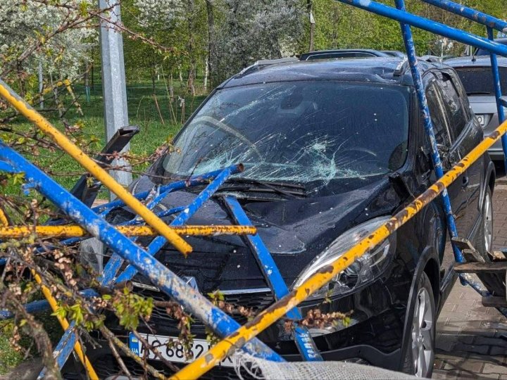 Перевернута зупинка і пошкоджена автівка: на Волині вітер наробив лиха. ФОТО, ВІДЕО