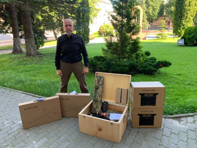 Луцька громада передала для воїнів модеми Starlink та зарядні станції