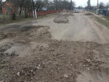 У селі на Волині фермери ремонтують дорогу. ФОТО