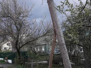 Може впасти комусь на голову: у місті на Волині після аварії не відремонтували стовпа